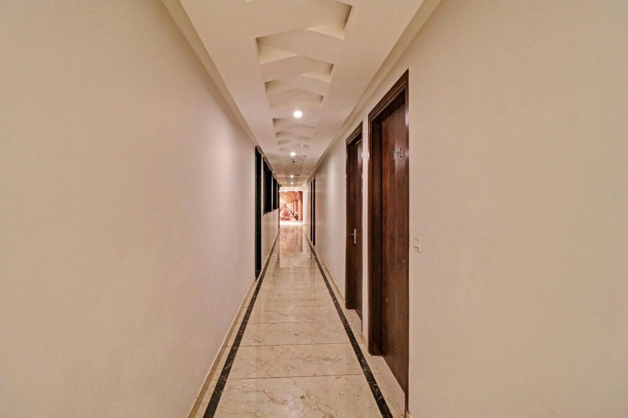 Townhouse Tark Inn Нью-Дели Экстерьер фото