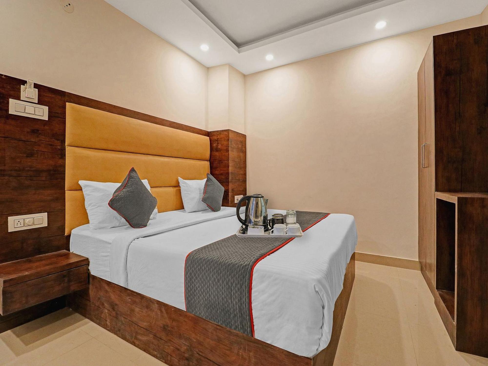 Townhouse Tark Inn Нью-Дели Экстерьер фото